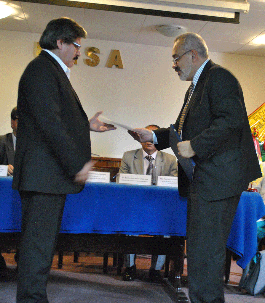 Acreditación: Dr. Waldo Albarracín entrega la certificación al Decano saliente de la Facultad, Dr. Heriberto Cuevas