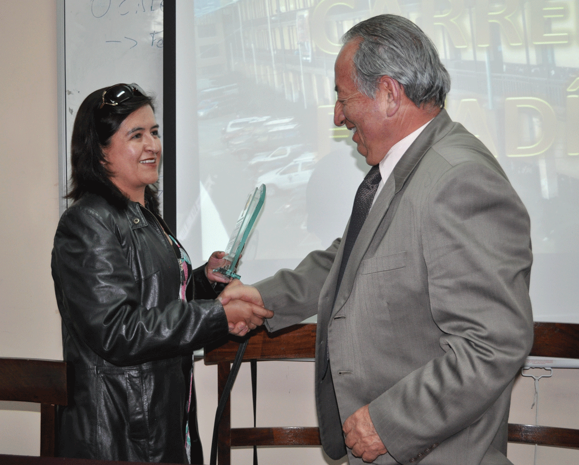 Distinción: Dra. García entrega reconocimiento a Docente