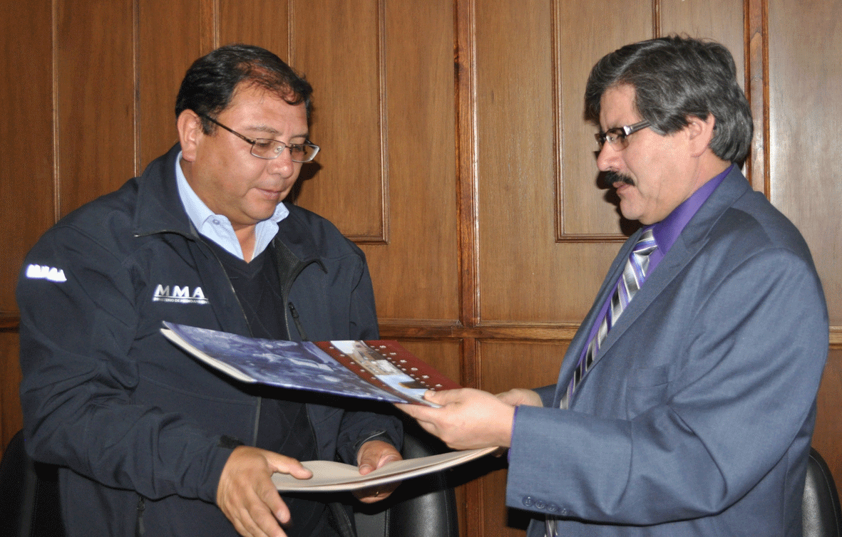 Convenio: Ministro de Medio Ambiente y Agua y Rector de la UMSA intercambian documentación luego de la firma